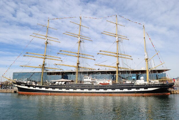 Foto la nave scolastica kruzenshtern ormeggiata nel porto di barcellona