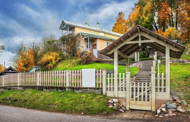 Photo krylovs house with a mezzanine on the slope of the cathedral mountain in plyos on an autumn day