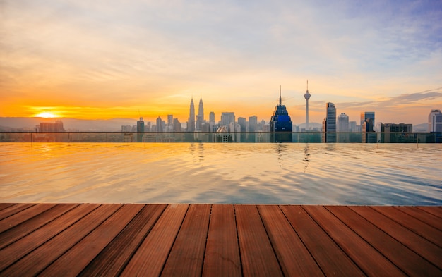 Kuala Lumpur-cityscape die Petronas-tweelingtoren tonen, die ook als KLCC-gebouw wordt bekend