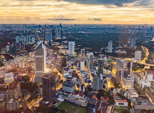 クアラルンプールの街並みマレーシアの夕焼けの高層ビルでのクアラルンプールの街並みの夕方のパノラマビュー