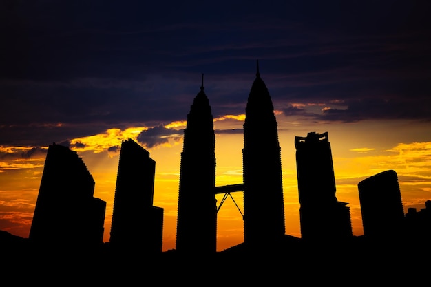 Photo kuala lumpur cityscape silhouette on sunset in malaysia