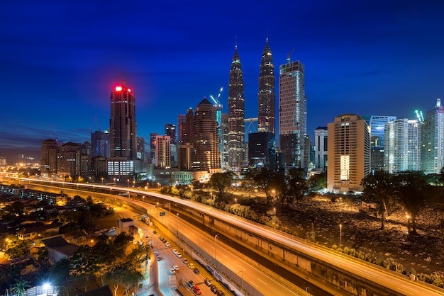 Kuala Lumpur-horizon en wolkenkrabber bij nacht in Kuala Lumpur, Maleisië.