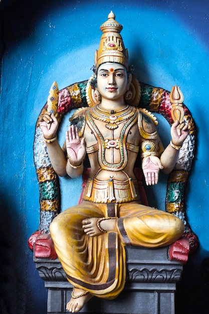 Photo kuala lumpur malaysia feb092015 colorful statue of hindu god in batu caves indian temple