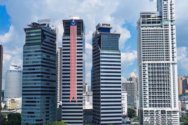 Kuala Lumpur Maleisië 26 augustus 2023 Nationale Maleisische vlag bij het bouwen voor een Merdeka-dag