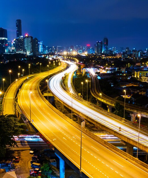 Photo kuala lumpur skyline at night