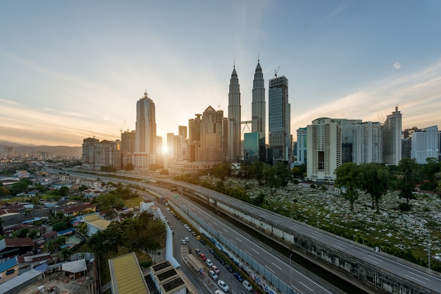 マレーシアのクアラルンプールでの朝のクアラルンプールのスカイラインと高層ビル。