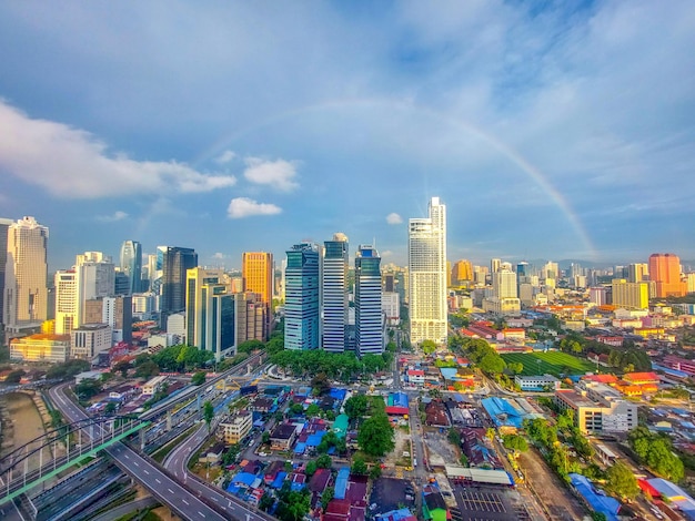 Kuala Lumpur stadsbeeld met regenbooghemelen