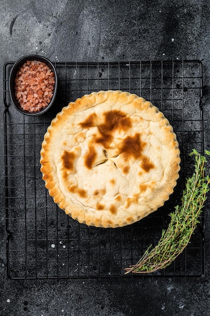 Kubdari Georgisch traditioneel plat brood gevuld met gekruid vlees Zwarte achtergrond Bovenaanzicht