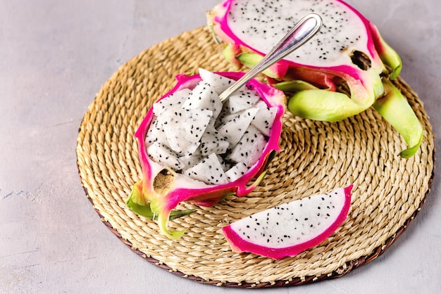 Kubus Dragon Fruit Geserveerd in een Halve Dragon Fruit op Stro Servet Grijze Achtergrond Tasty