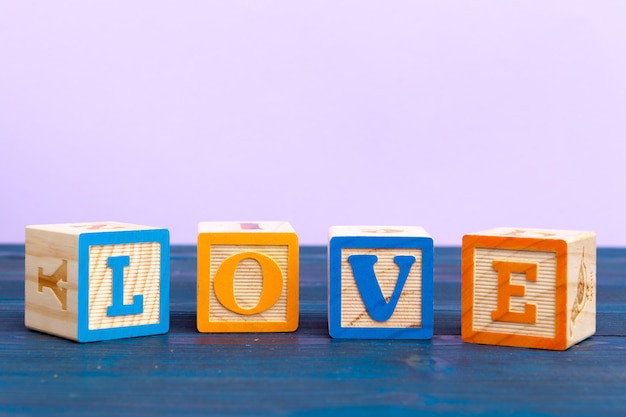 kubus houten blok met alfabet bouwen het woord liefde