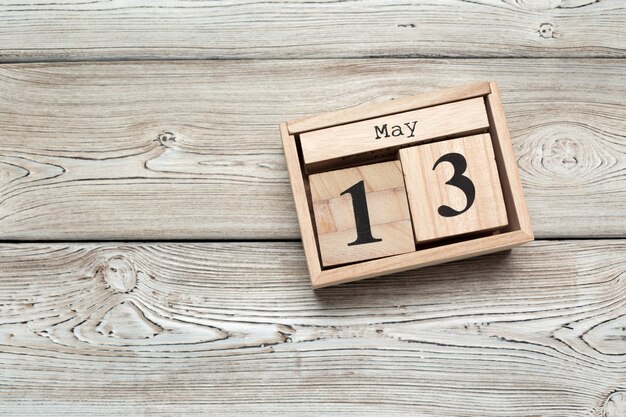 Foto kubuskalender voor 13 mei op hout met kopie ruimte