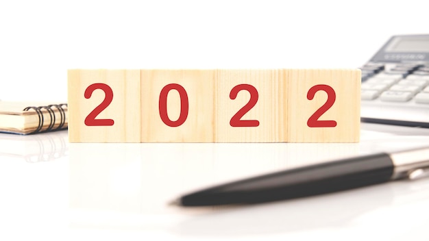 Kubussen met de inscriptie 2022 op een witte achtergrond