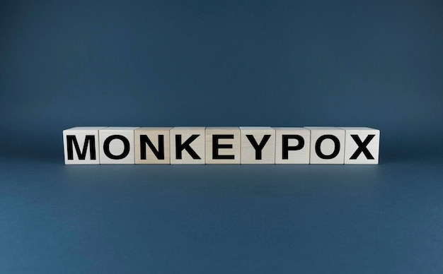 Kubussen vormen het woord Monkeypox Monkeypox virus concept