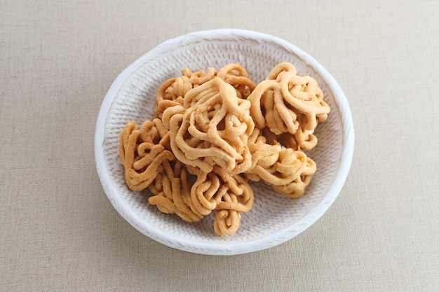 Kue Akar Kelapa of Unthuk Yuyu Javaanse traditionele snack gemaakt van kleefrijstmeel