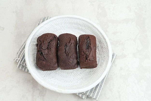 Kue Balok Cokelat 또는 녹은 초콜릿으로 채워진 케이크, 인도네시아 서부 자바에서 인기 있는 음식