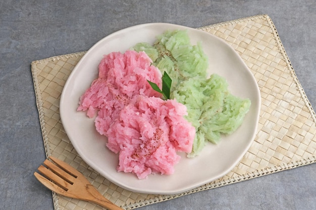 Kue Bikang of Carabikang is een van de traditionele taarten die typisch zijn voor Midden-Java, Indonesië