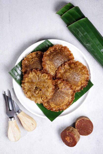 Kue Cucur is een Indonesische traditionele snack gemaakt van rijstmeel en palmsuiker