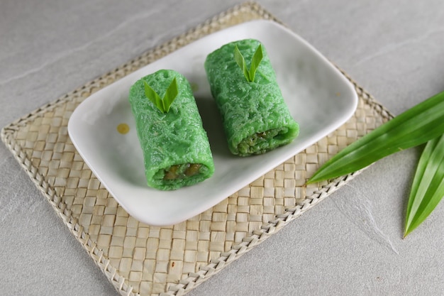 kue dadar gulung 찹쌀 코코넛과 야자 설탕으로 만든 디저트