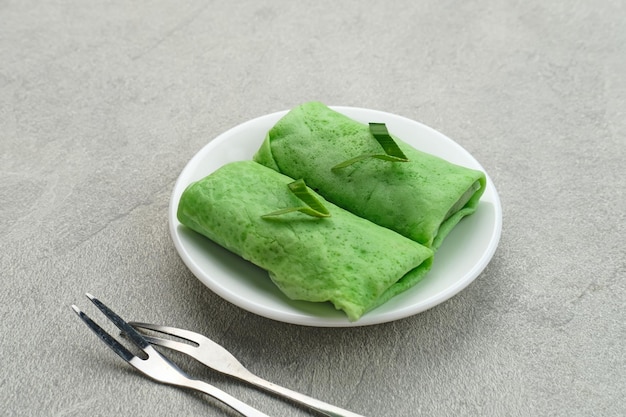 Kue dadar gulung Zoete kokospannenkoek Indonesisch dessert gemaakt van bloem met geraspte kokos