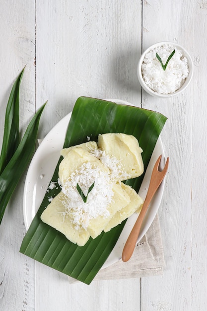 Kue Gendar is een Javaanse traditionele gestoomde cake gemaakt van rijst geserveerd met geraspte kokos