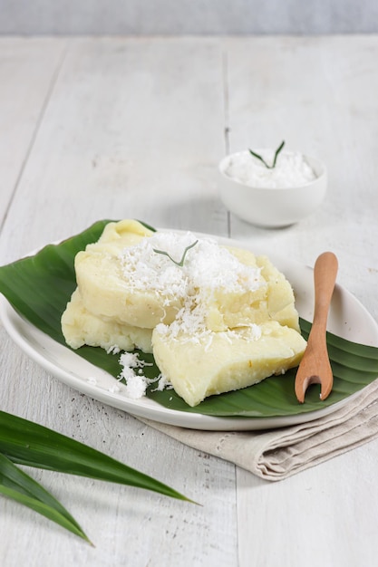 Kue Gendar is een Javaanse traditionele gestoomde cake gemaakt van rijst geserveerd met geraspte kokos