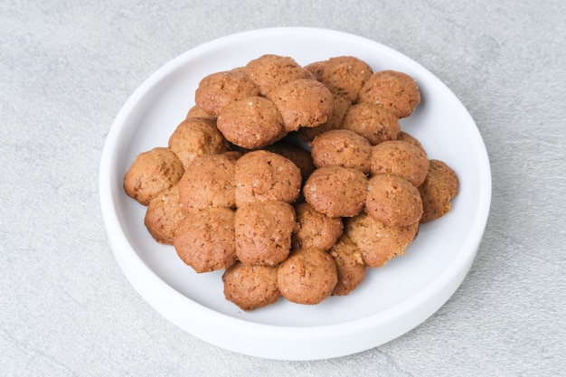 Kue Jahe of Ginger Cookies Indonesische traditionele snack geïsoleerd op een grijze achtergrond close-up