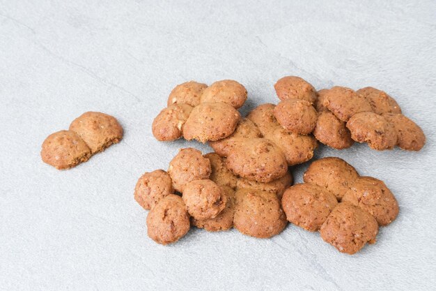 Kue Jahe of Ginger Cookies Indonesische traditionele snack geïsoleerd op een grijze achtergrond close-up