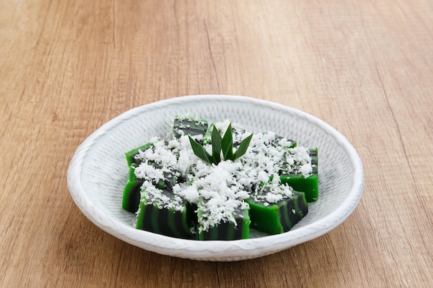 Kue Jongkong laagcake met geraspte kokos, Indonesische traditionele snack