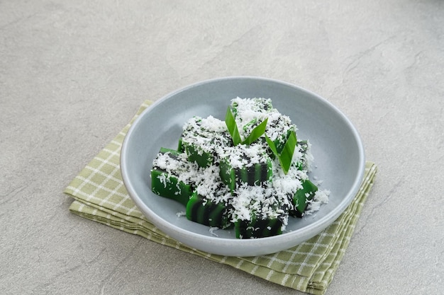 Kue Jongkong laagcake met geraspte kokos, Indonesische traditionele snack