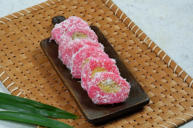 kue kacamataMata Roda sanggar banyuPutri Noong Pisang Raiis 인도네시아 전통 스낵