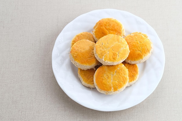 Kue Kacang of Peanut cookies Zelfgemaakte koekjes voor eid mubarak Geserveerd op witte plaat kopie ruimte