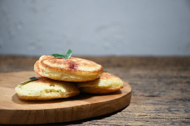 木の板に Kue Khamir または Khamir ケーキ。カミール ケーキはインドネシアの伝統的なスナックです。