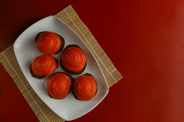 Kue Ku 또는 tok 케이크 또는 붉은 거북이 케이크는 중국 문화의 인도네시아 전통 케이크입니다.