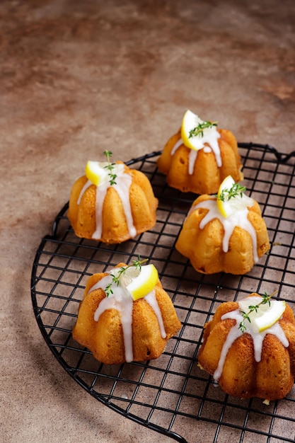 Kue lemon Mini-citroen bundtcakes gegarneerd met citroenglazuur