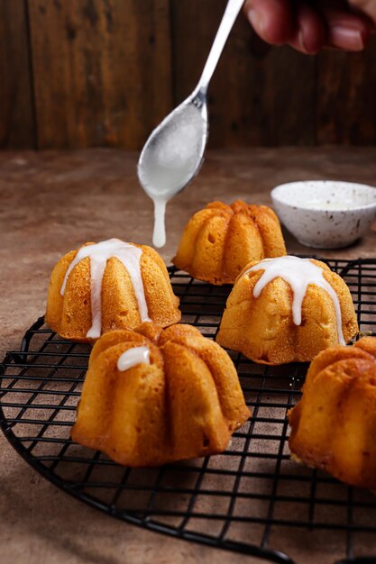 Kue lemon Mini lemon bundt cakes topped with lemon glaze