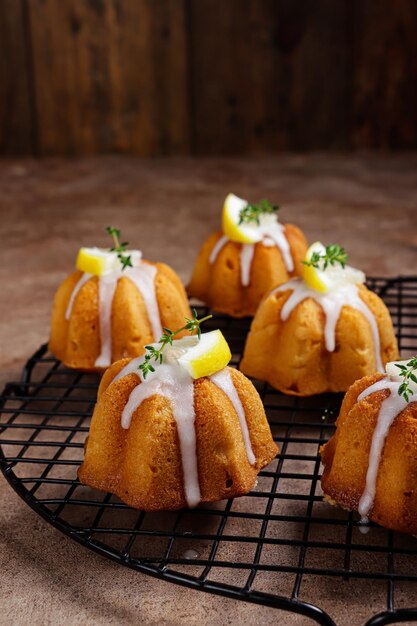 レモン釉薬をトッピングしたクエレモンミニレモンバントケーキ