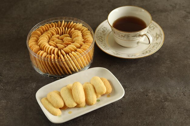 Kue Lidah Kucing 또는 고양이 혀. 달콤한 맛과 바삭한 얇은 쿠키