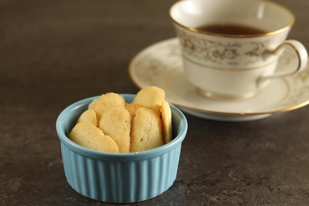 Kue Lidah Kucing of Kattentong. Dunne koekjes met zoete smaak en krokant