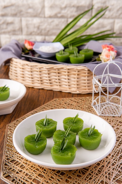 Kue Lumpang Pandan of Kue Ijo Kue Ijo is een traditionele groene cake en is klein van formaat, gestoomd en heeft een rubberachtige textuur, geserveerd met geraspte kokos. Het is een populaire snack uit Indonesië