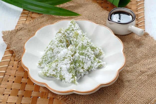 Foto kue lupis indonesische traditionele snack gemaakt van kleefrijst, omwikkeld met bananenblad,