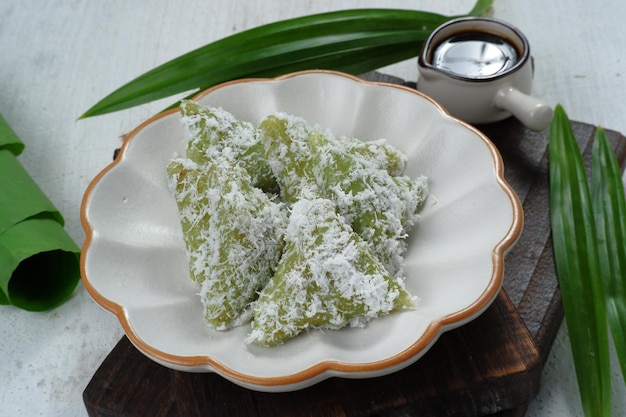 Kue lupis indonesische traditionele snack gemaakt van kleefrijst, omwikkeld met bananenblad,