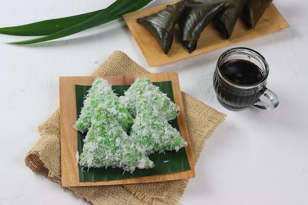 Kue lupis 是印尼傳統的甜米,用麵糊製成的粘性米