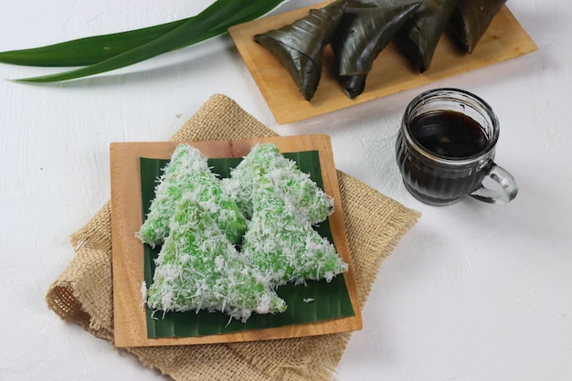 Kue lupisは、インドネシアの伝統的なもち米とパンダンペーストの甘いもち米餃子です。