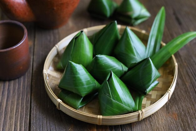 태국의 Kue Mendut 또는 Kue Bugis Kanom Jok 또는 Kanom Tian 박제 반죽 피라미드 디저트