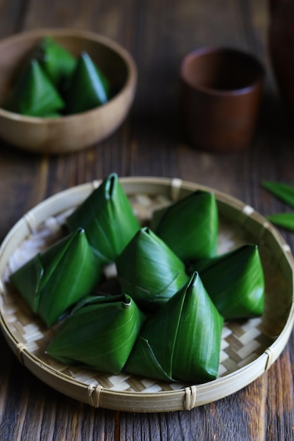 Kue mendut of kue bugis kanom jok of kanom tian in thailand gevuld deeg piramide dessert