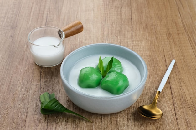 Kue Putri Mandi, Indonesian traditional dessert made from steamed glutinous rice