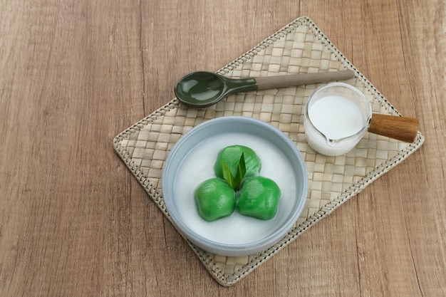 Kue Putri Mandi, Indonesisch traditioneel dessert gemaakt van gestoomde kleefrijst