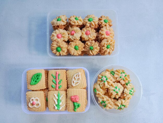 Photo kue semprit or semprit cookies indonesian cookies semprit cookies topped with colorful icing