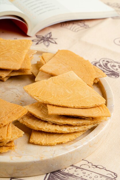 Kue semprong is een Indonesische traditionele wafelsnack gemaakt door eierbeslag vast te pakken met behulp van een ijzeren mal