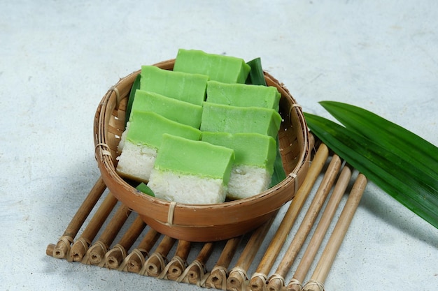 kue talam pandan（Kuih talam）またはKuih Seri Muka、伝統的なマレーシアのニョニャの甘いケーキ。